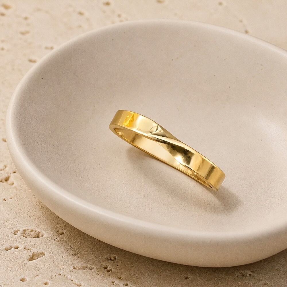 Gold Mobius Twist Band Ring